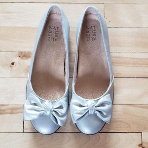 Silver Naturalizer Flora flats with bow, size 7.5